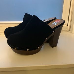 R Report Black Clog Heels
